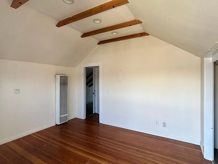 Upstairs one bedroom available now on Emerald between Cass and Bayard — Photo 13
