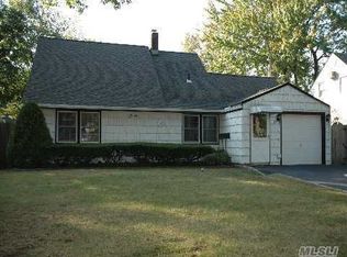 74 Periwinkle Rd, Levittown, NY 11756