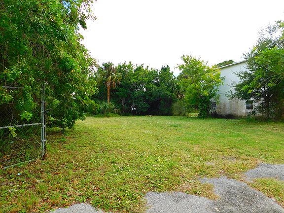 2nd image of 923 SE Spruce Ave