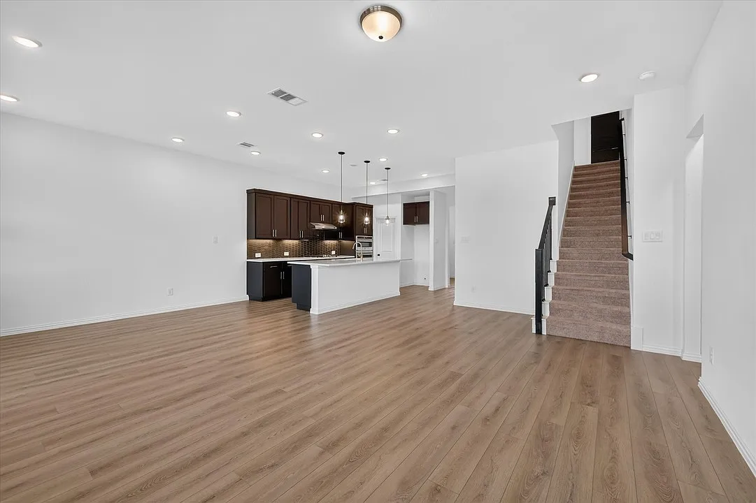 4 bed, 2140 sqft, $2,449 — Photo 3