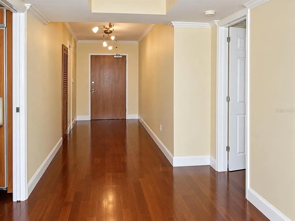 3 bed, 3.0 bath, 2340 sqft, $7,000 — Photo 3