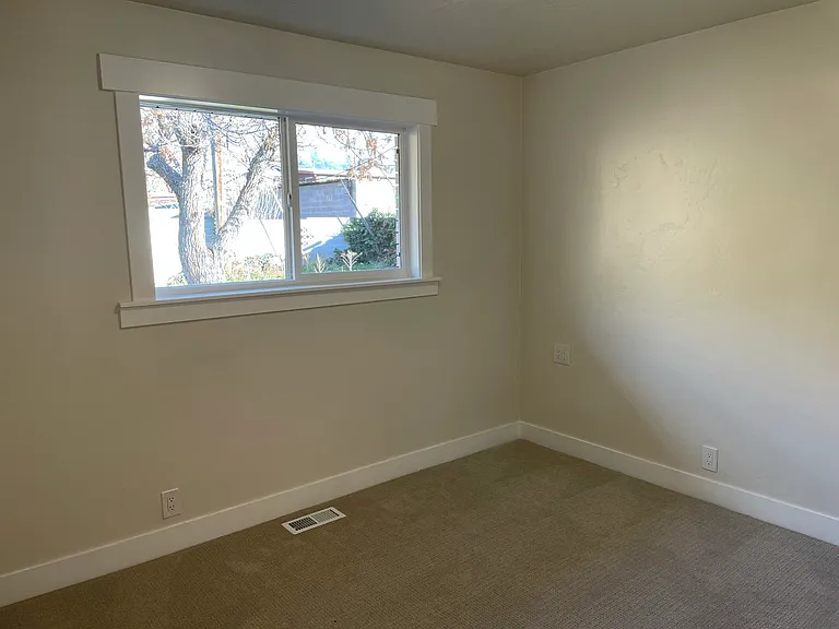 864 N 350 E — Photo 11