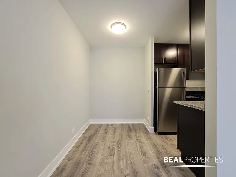 530 W Surf — Photo 3