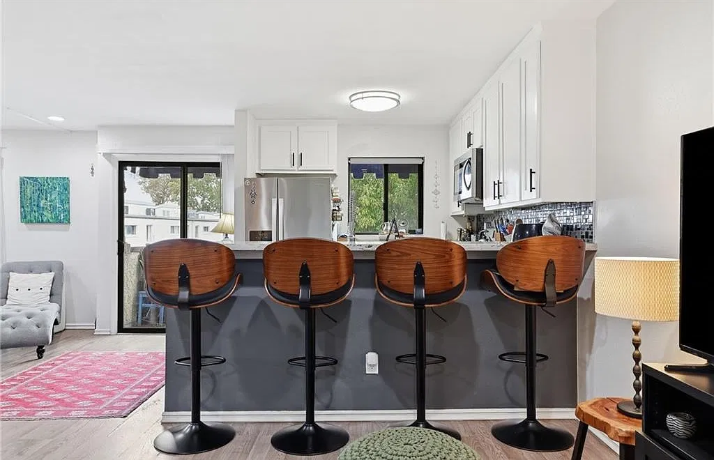 2 bed, 1009 sqft, $2,700 — Photo 2