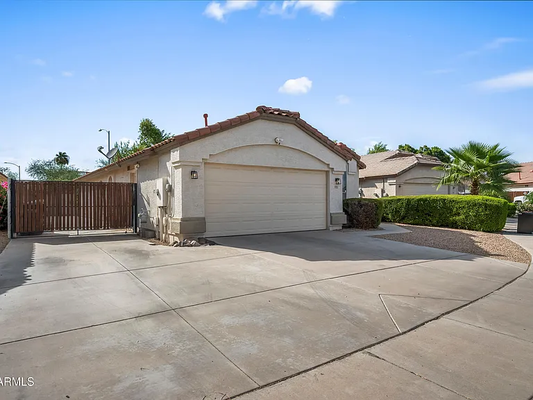 1936 N 128th Dr — Photo 24