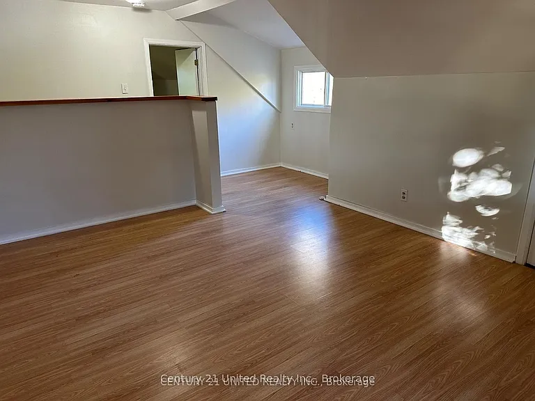 140 Maria St — Photo 12