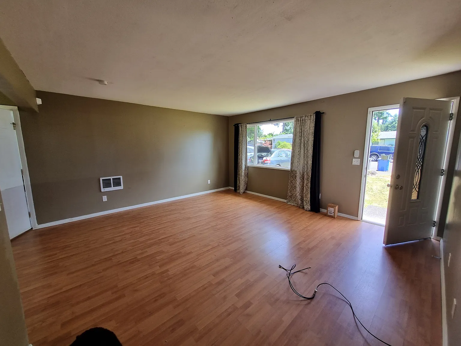 3 bed, 1.5 bath, 988 sqft, $2,330 — Photo 4