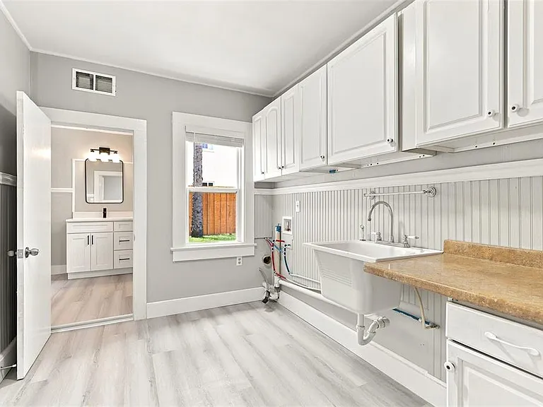 2704 E Jefferson St — Photo 25