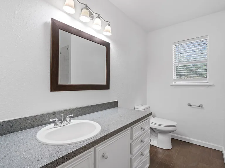 1211 Delano St — Photo 16