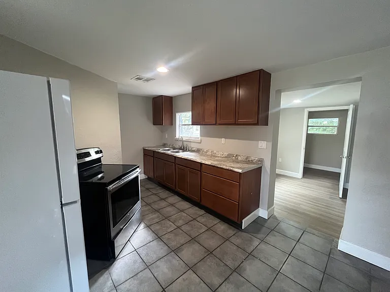 2615 S Laurel Ave — Photo 4
