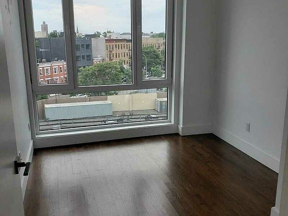 3rd image of 958 Halsey St #5