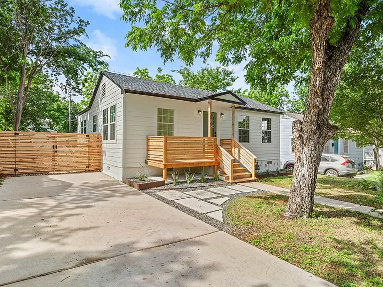 2937 Higgins St — Photo 4