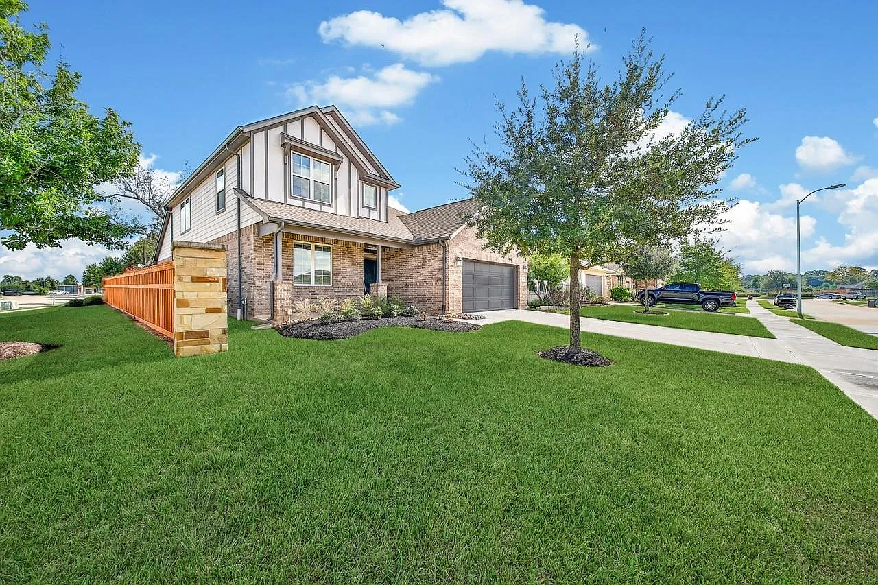 4 bed, 3.0 bath, 2804 sqft, $2,995 — Photo 2