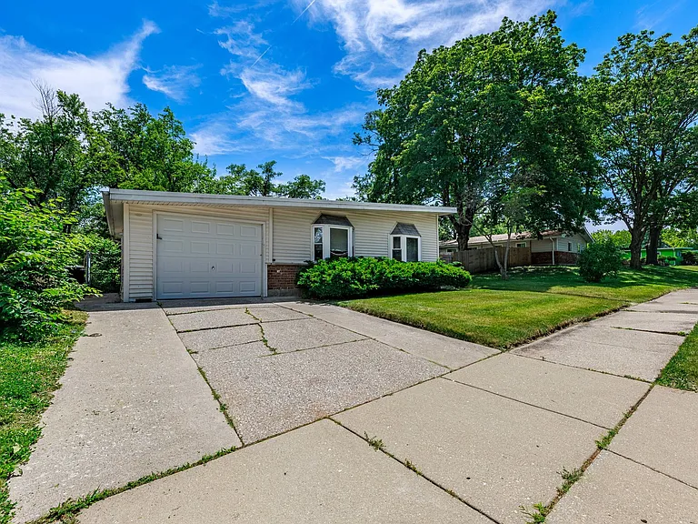 277 Somonauk St — Photo 2