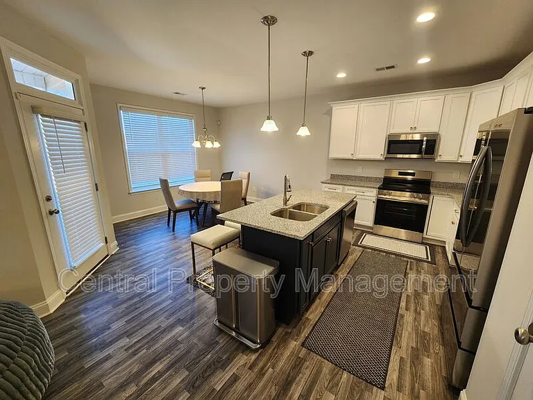 512 Dottie Ct — Photo 6