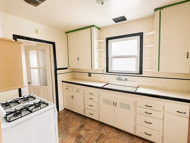 324 Mansion Ave — Photo 7