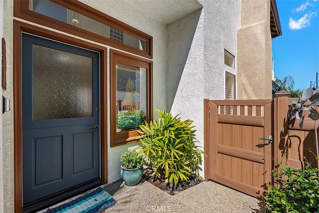 3 bed, 2.5 bath, 2352 sqft, $6,995 — Photo 3