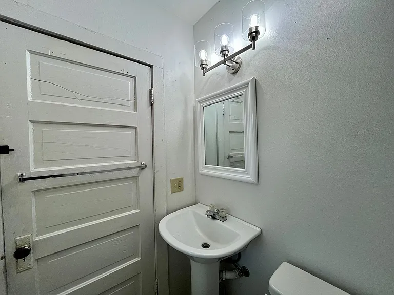 713 Augusta Ave — Photo 14