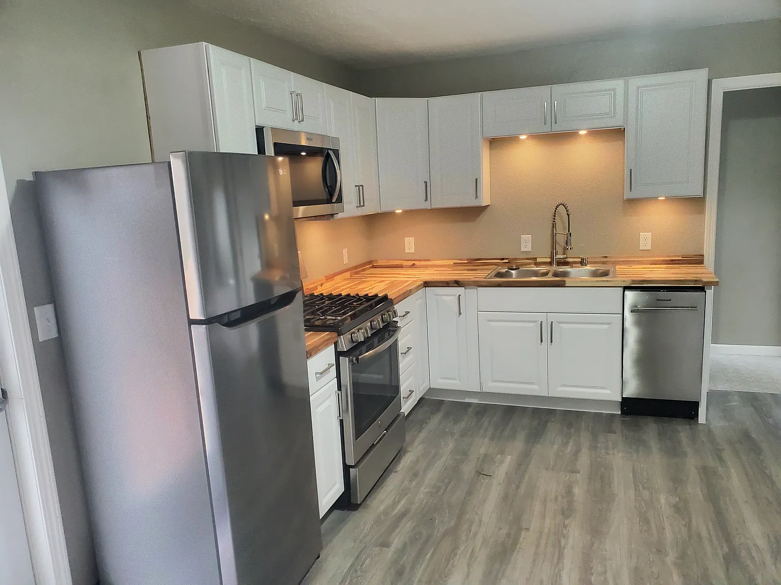 3 bed, 1025 sqft, $2,495 — Photo 4