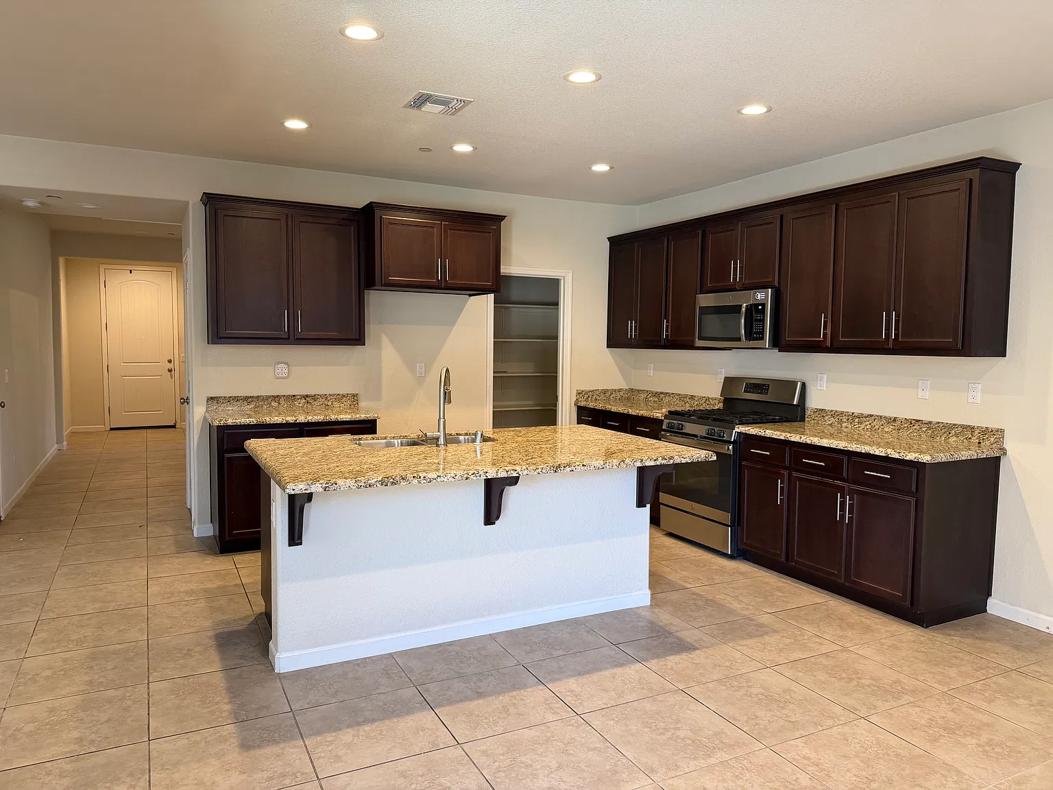 4 bed, 2324 sqft, $2,995 — Photo 4