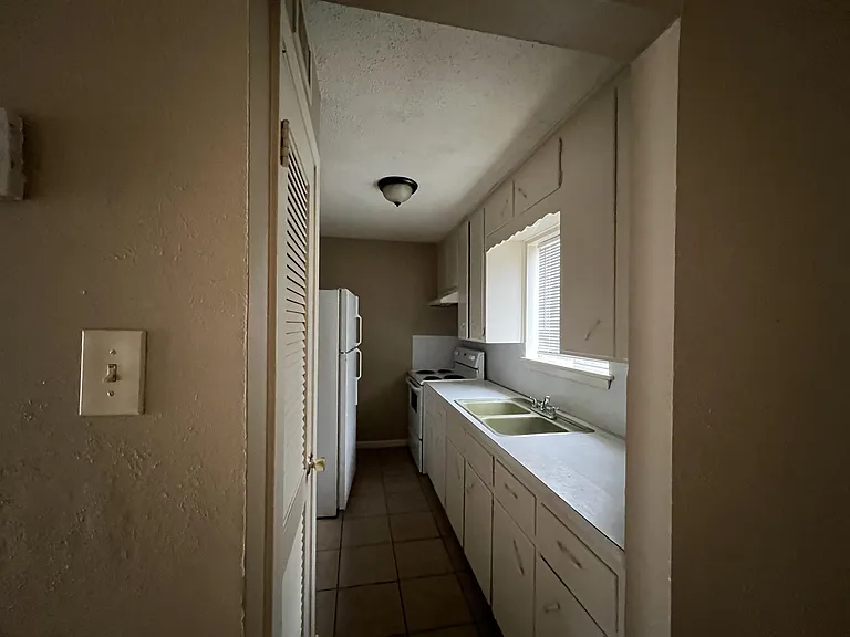 1012 Wells Cir #8 — Photo 3