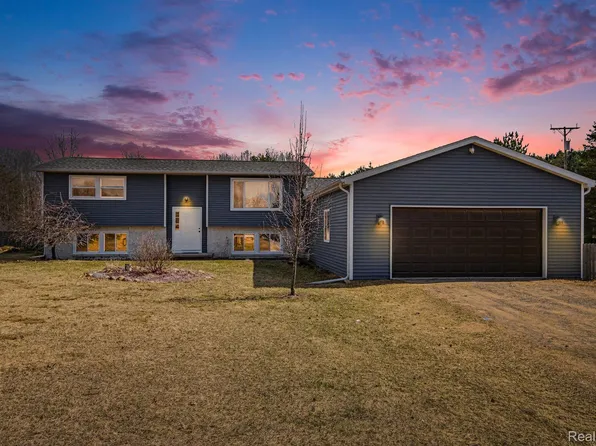 5912 Falkenbury Rd, North Branch, MI 48461