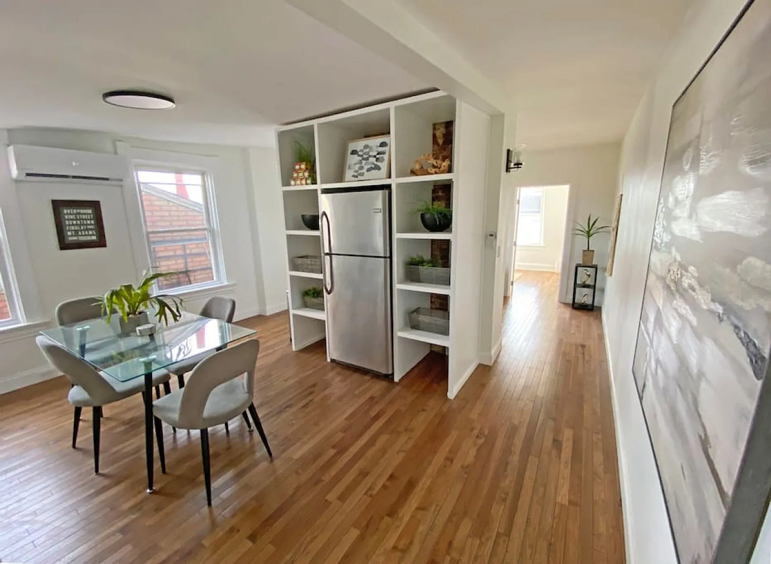 2 bed, 1.0 bath, 1076 sqft, $2,493 — Photo 3