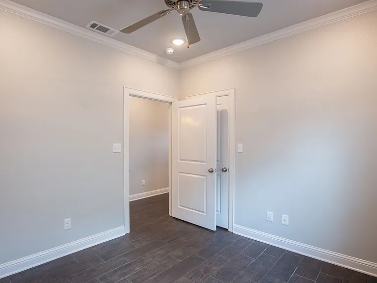 822 Lindsey Ln — Photo 16