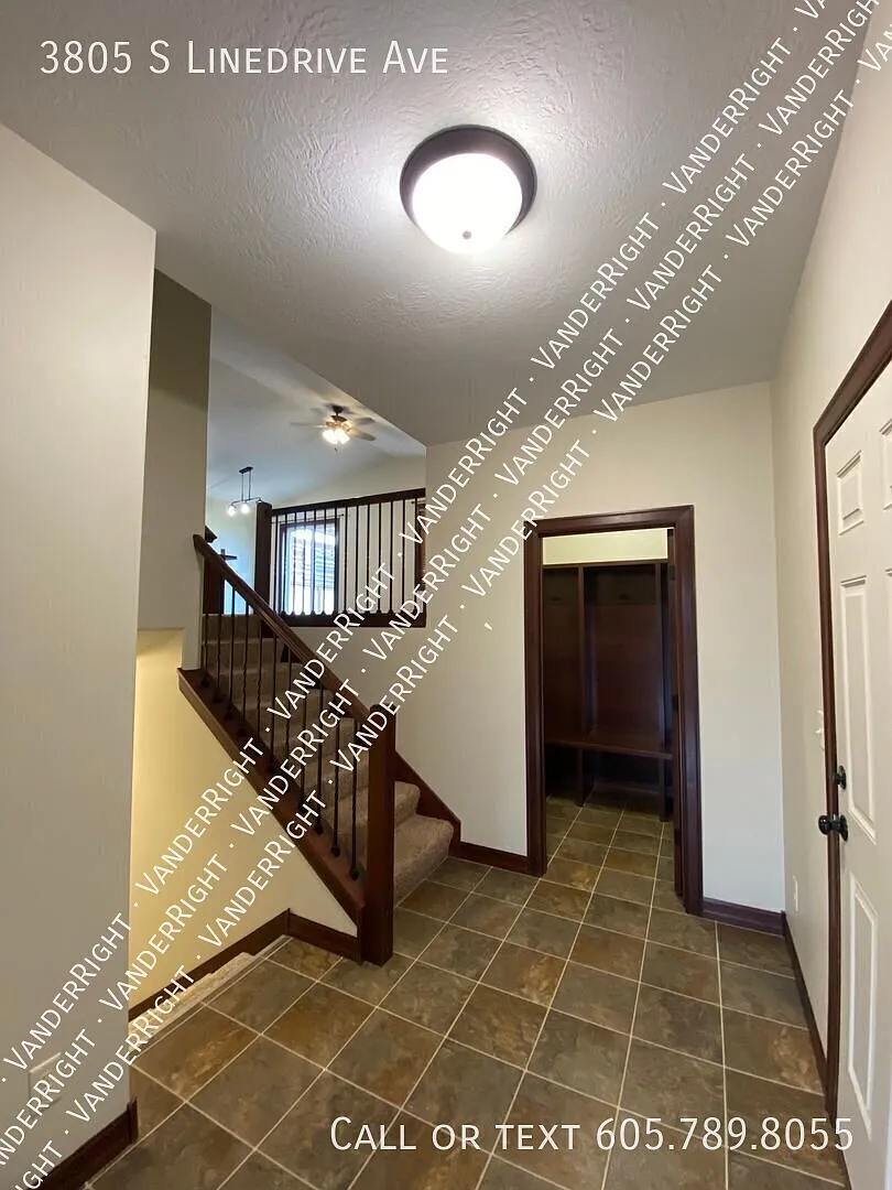 Gorgeous 4 Bedroom House With Fenced Yard! — Photo 4