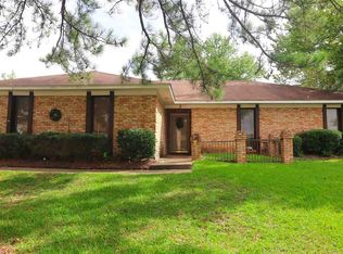 7 River Oaks Pl, Jackson, MS 39211