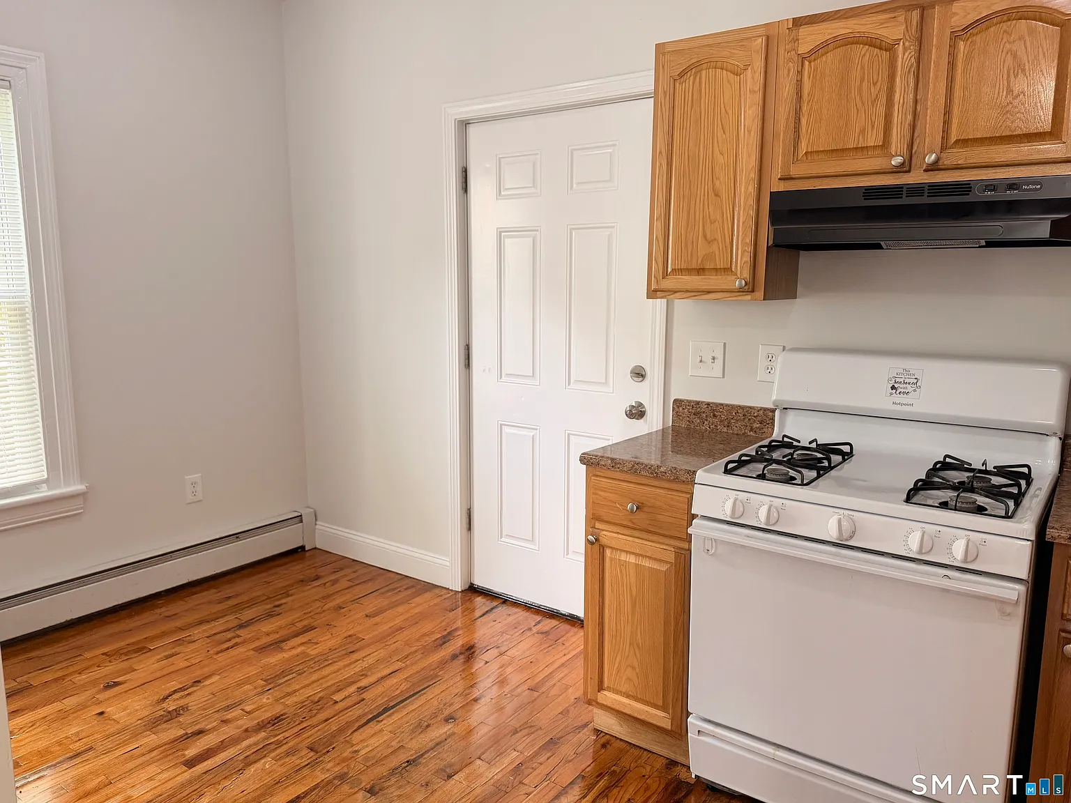 3 bed, 1.5 bath, 1248 sqft, $2,500 — Photo 3