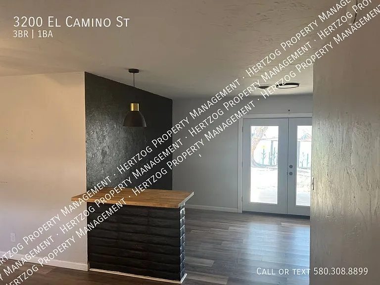 3200 El Camino St — Photo 3