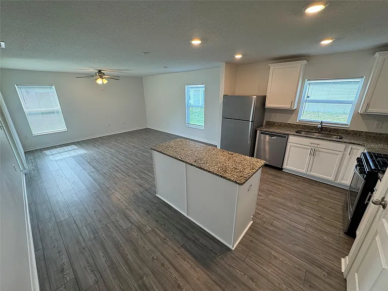 233 Kensington View Blvd — Photo 2