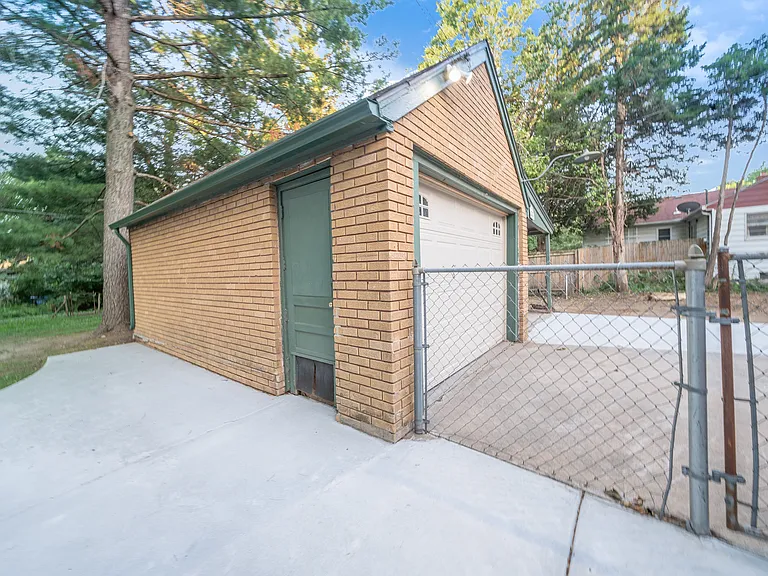 608 S Bluff Ave — Photo 28