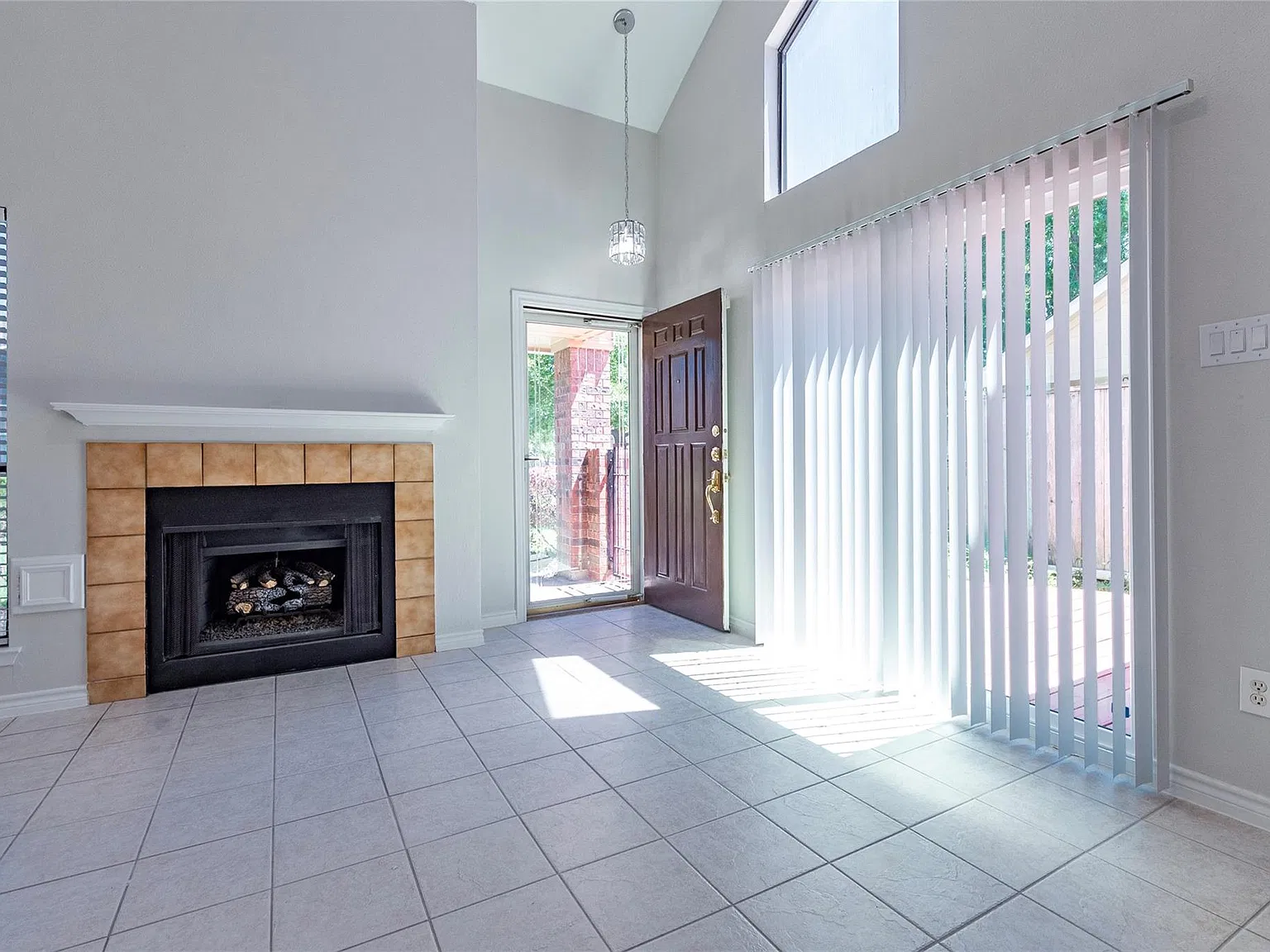 3 bed, 2.0 bath, 1614 sqft, $2,450 — Photo 4