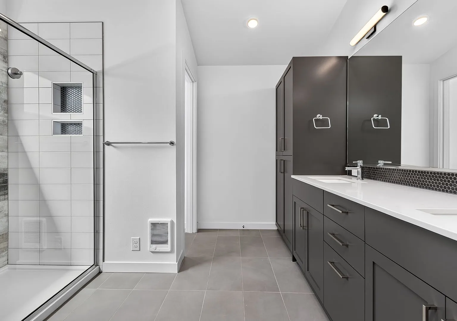 Spacious 3 Bedroom with AC and Separate Garage — Photo 3
