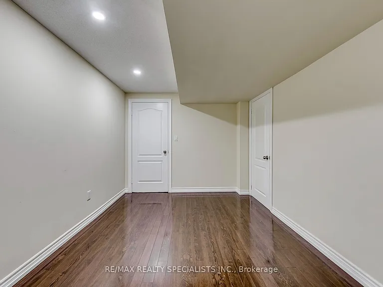 5486 Landsborough Ave — Photo 25