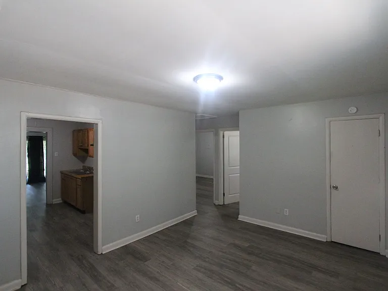 1433 Rayfield Dr — Photo 2