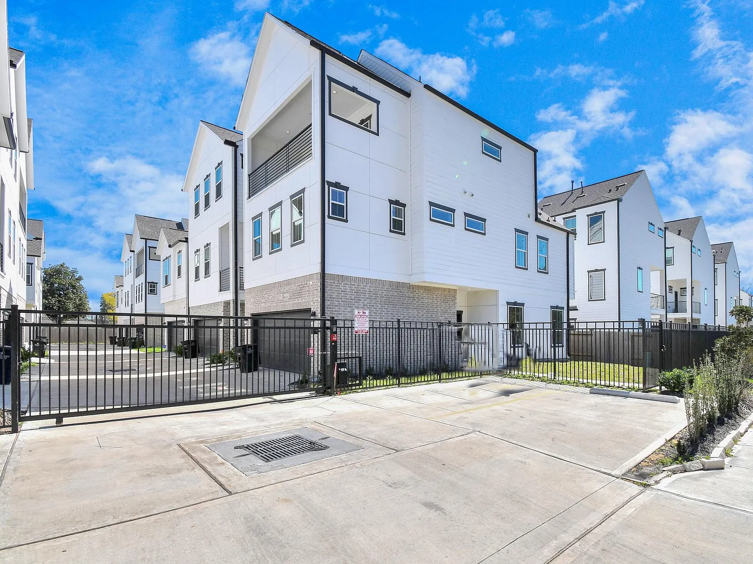 3 bed, 3.5 bath, 2300 sqft, $2,800 — Photo 3