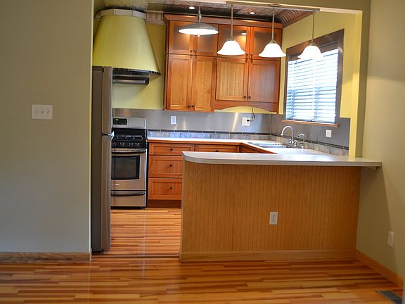5th image of 822 E Grove St
