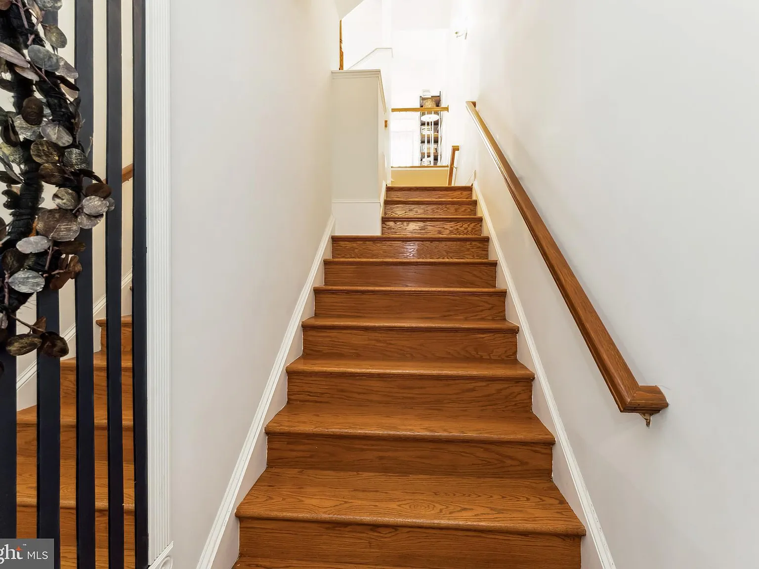 3 bed, 3.5 bath, 2400 sqft, $5,200 — Photo 3