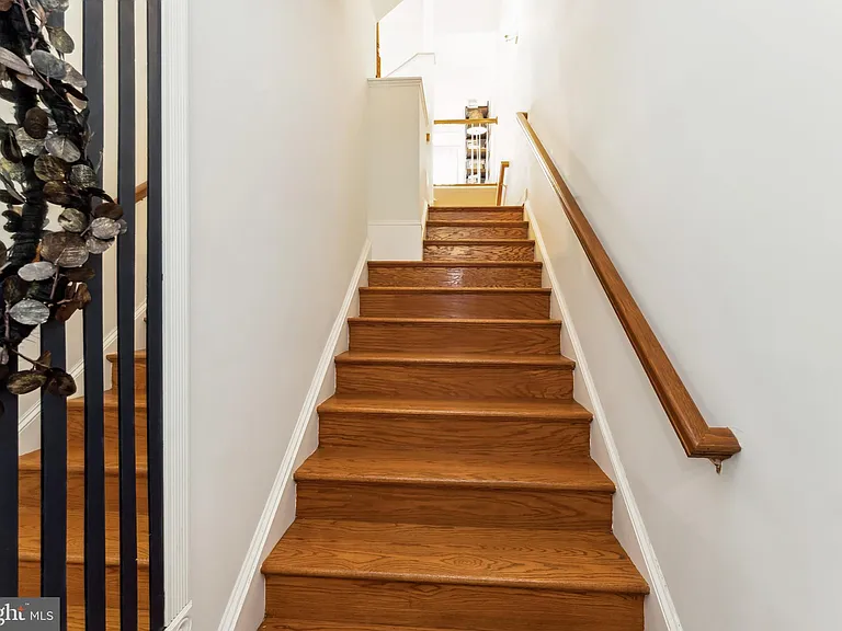 7489 Carriage Hills Dr — Photo 3