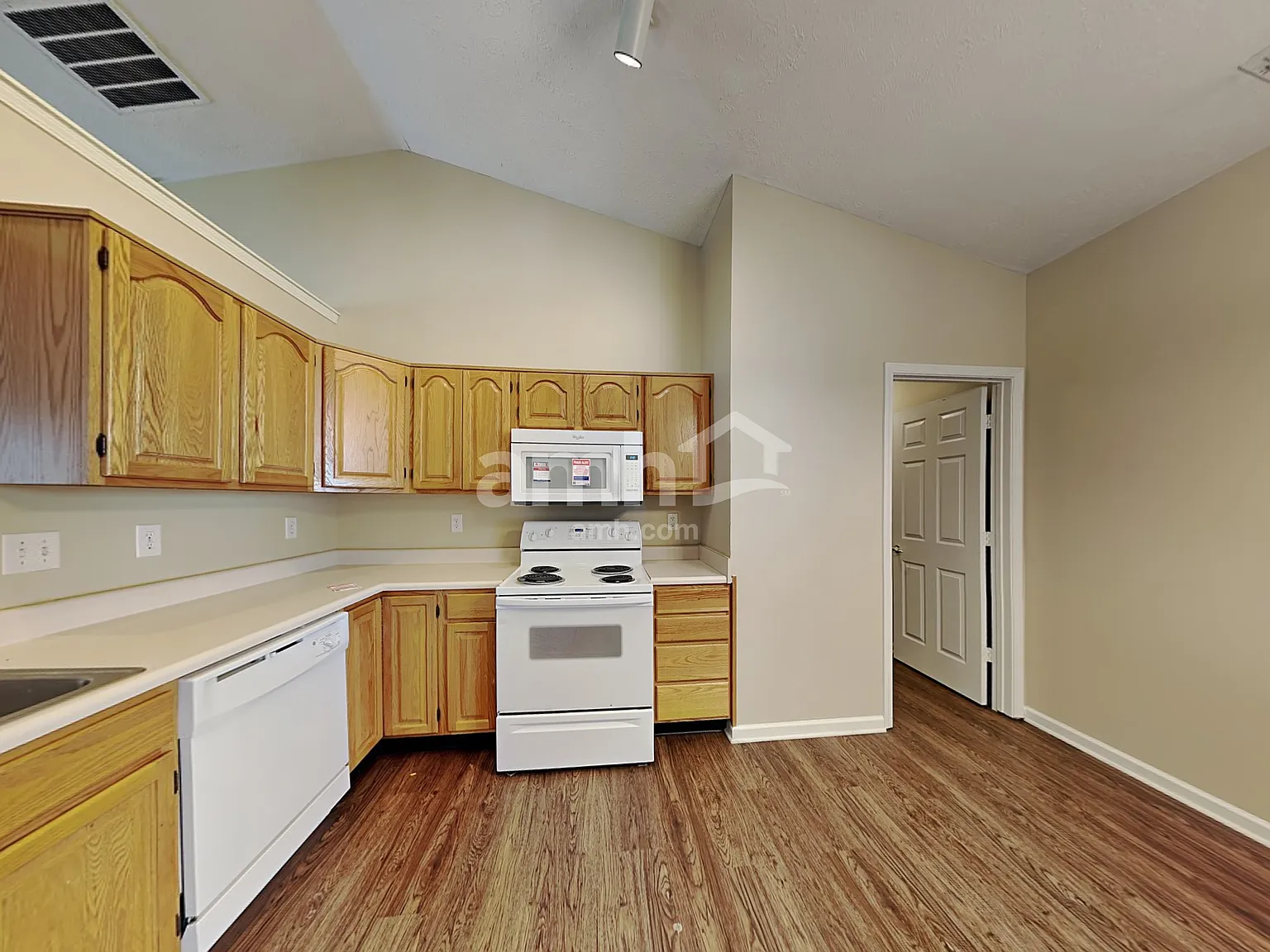 3 bed, 2.0 bath, 1235 sqft, $1,950 — Photo 3