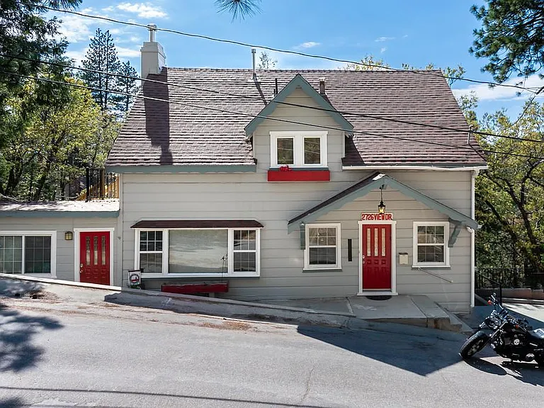 2726 View Dr #MAIN HOUSE — Photo 1