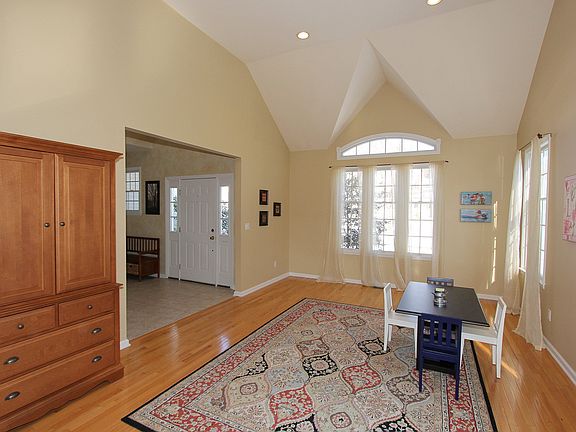 4th image of 16 Loomis Dr