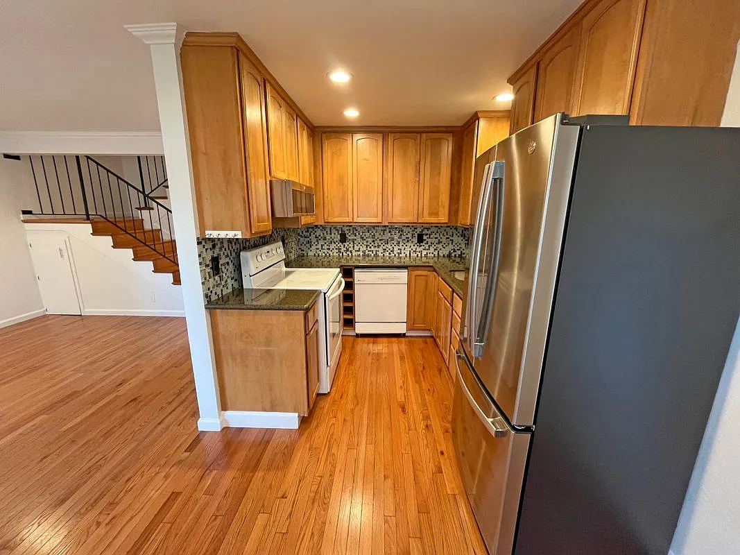 2 bed, 2.0 bath, 840 sqft, $2,995 — Photo 2