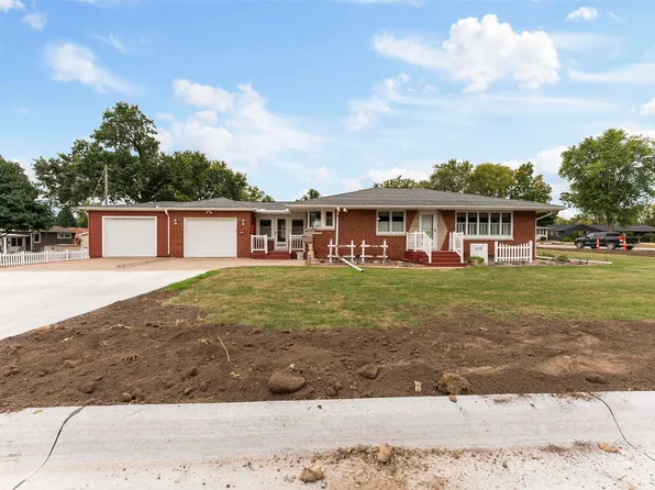1117 Bobetta Ct, Clinton, IA 52732