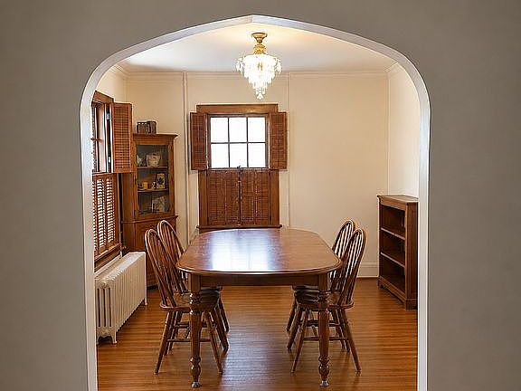 5th image of 909 E University St