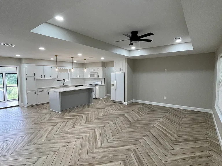 104 N Woodland Dr — Photo 2