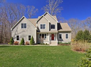 16 Willow Ln, East Lyme, CT 06333